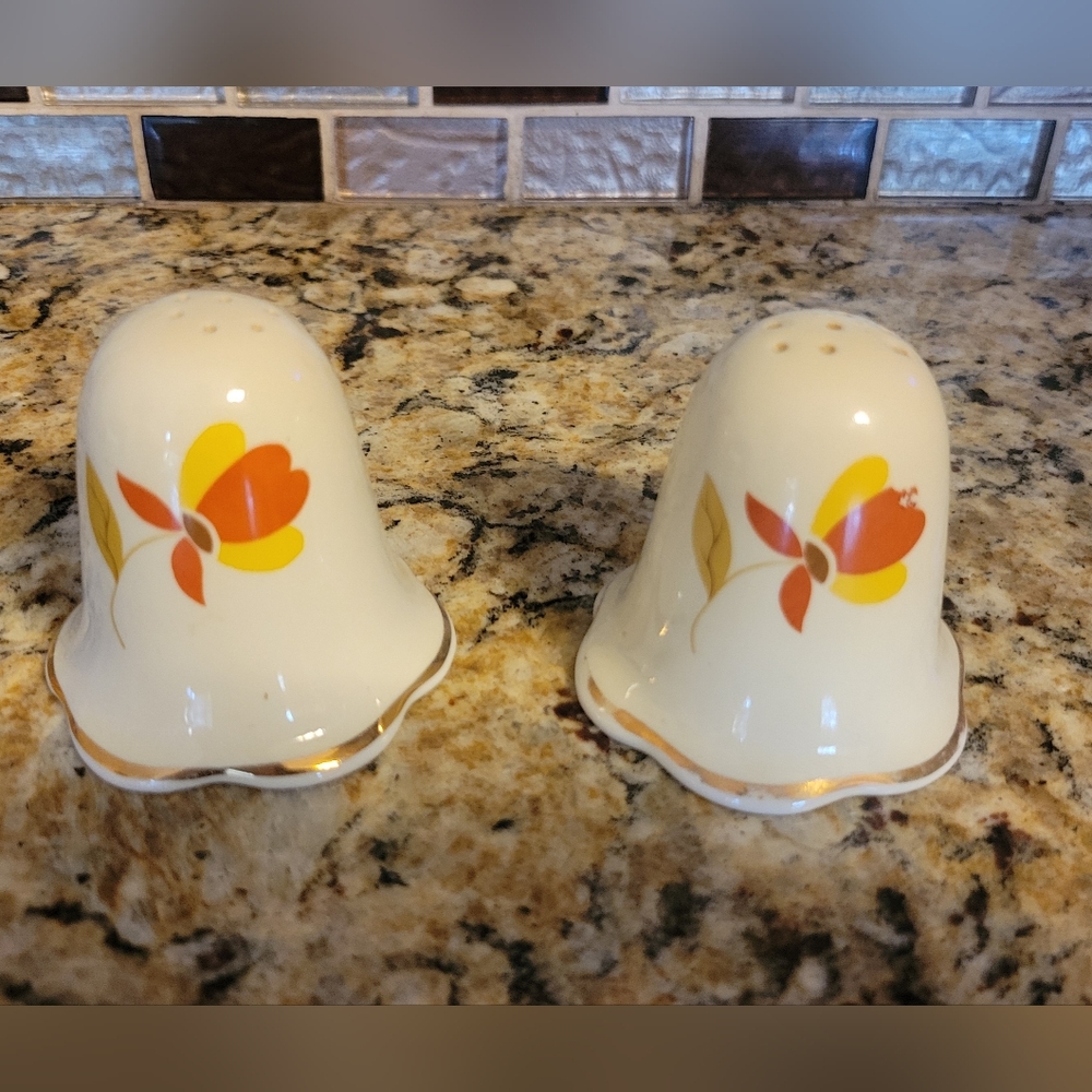 EUC Vintage Hall Autumn Leaf Mary Dunbar Jewel Salt & Pepper Shakers